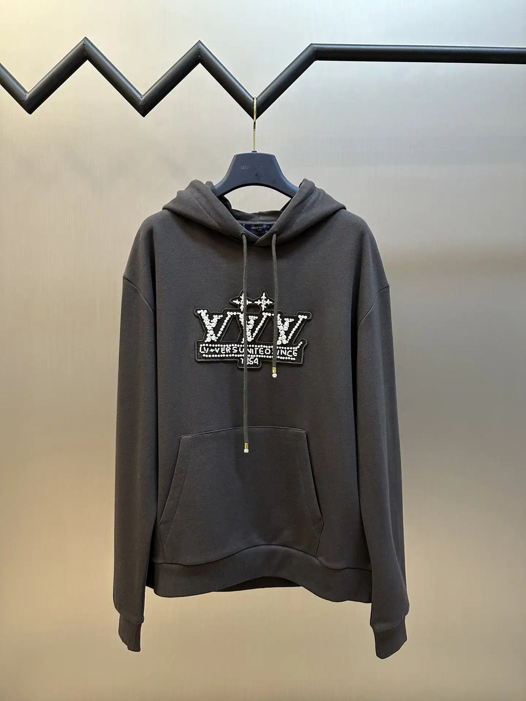 LOUIS VUITTON DAMIER PULLOVER WITH PEARL SIGNATURE – LVC052