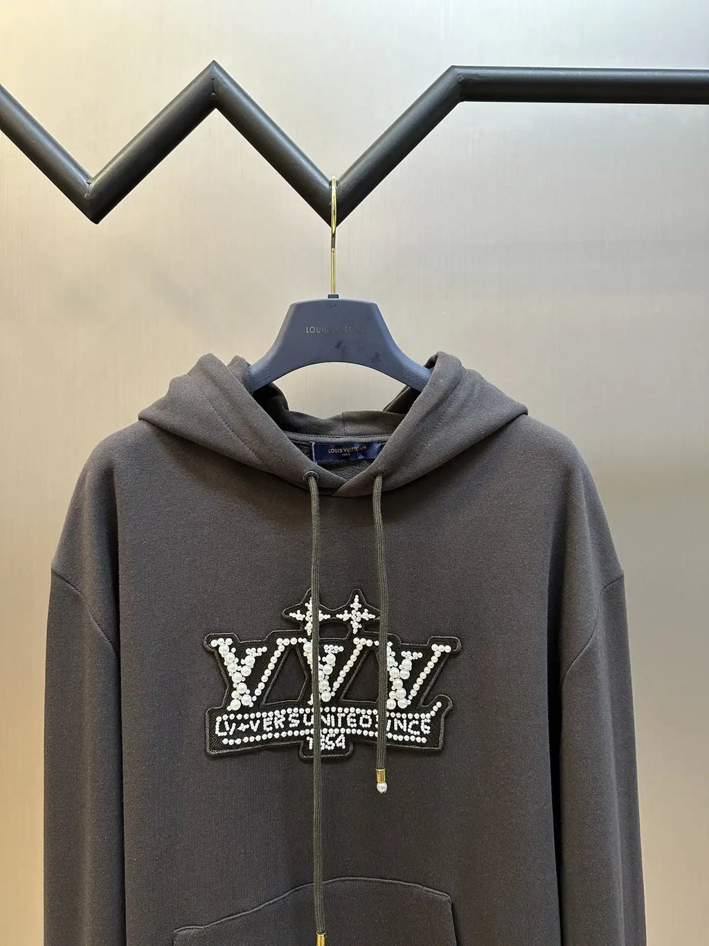 LOUIS VUITTON DAMIER PULLOVER WITH PEARL SIGNATURE – LVC052