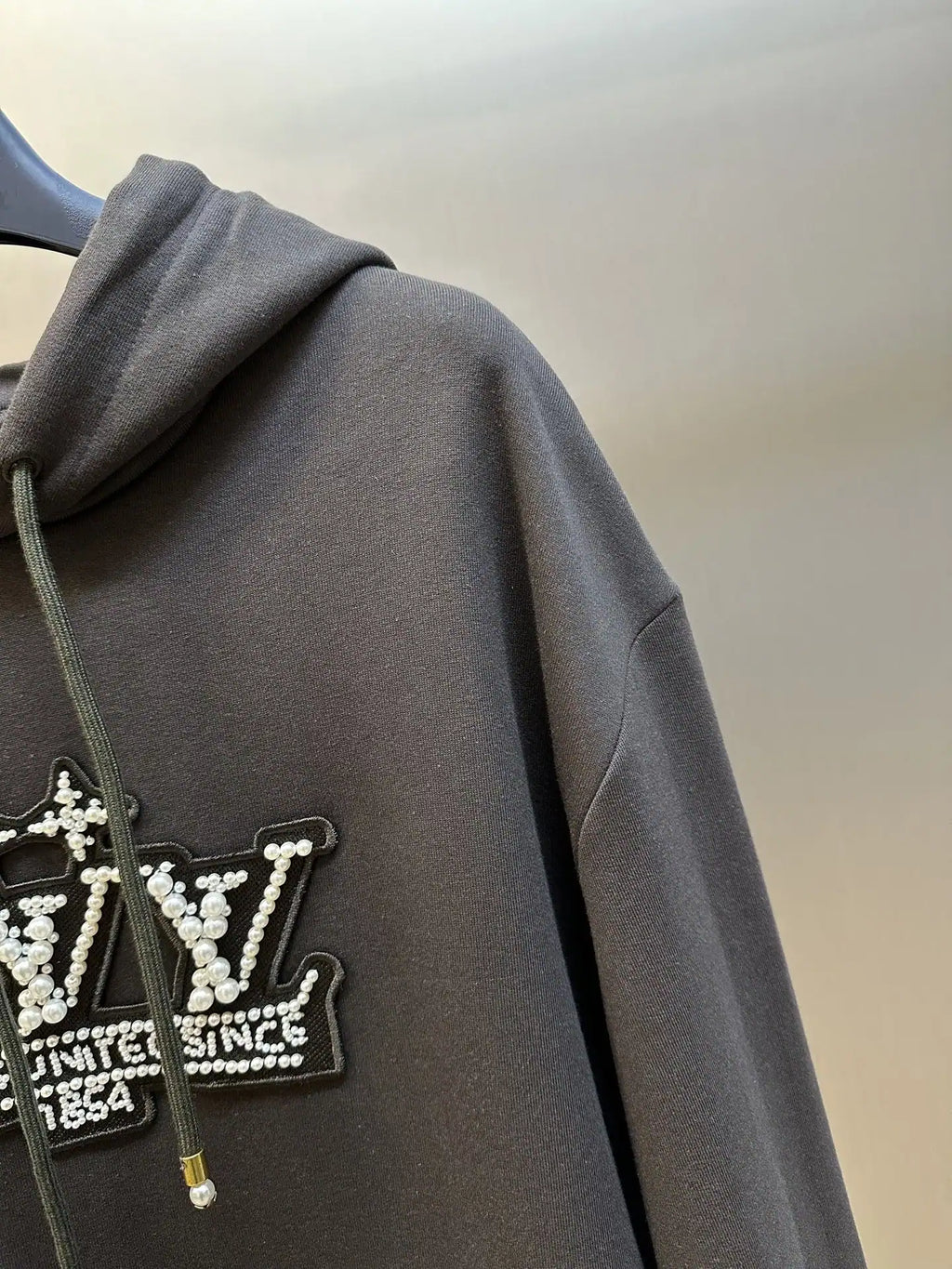 LOUIS VUITTON DAMIER PULLOVER WITH PEARL SIGNATURE – LVC052