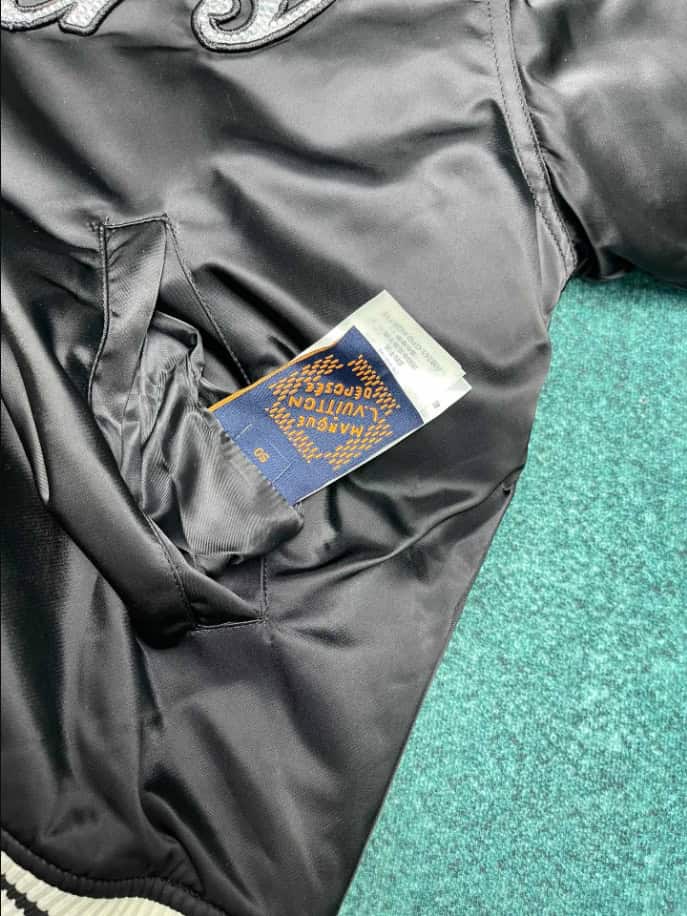 LOUIS VUITTON ‘LV LOVERS’ BLACK COAT – LVC042