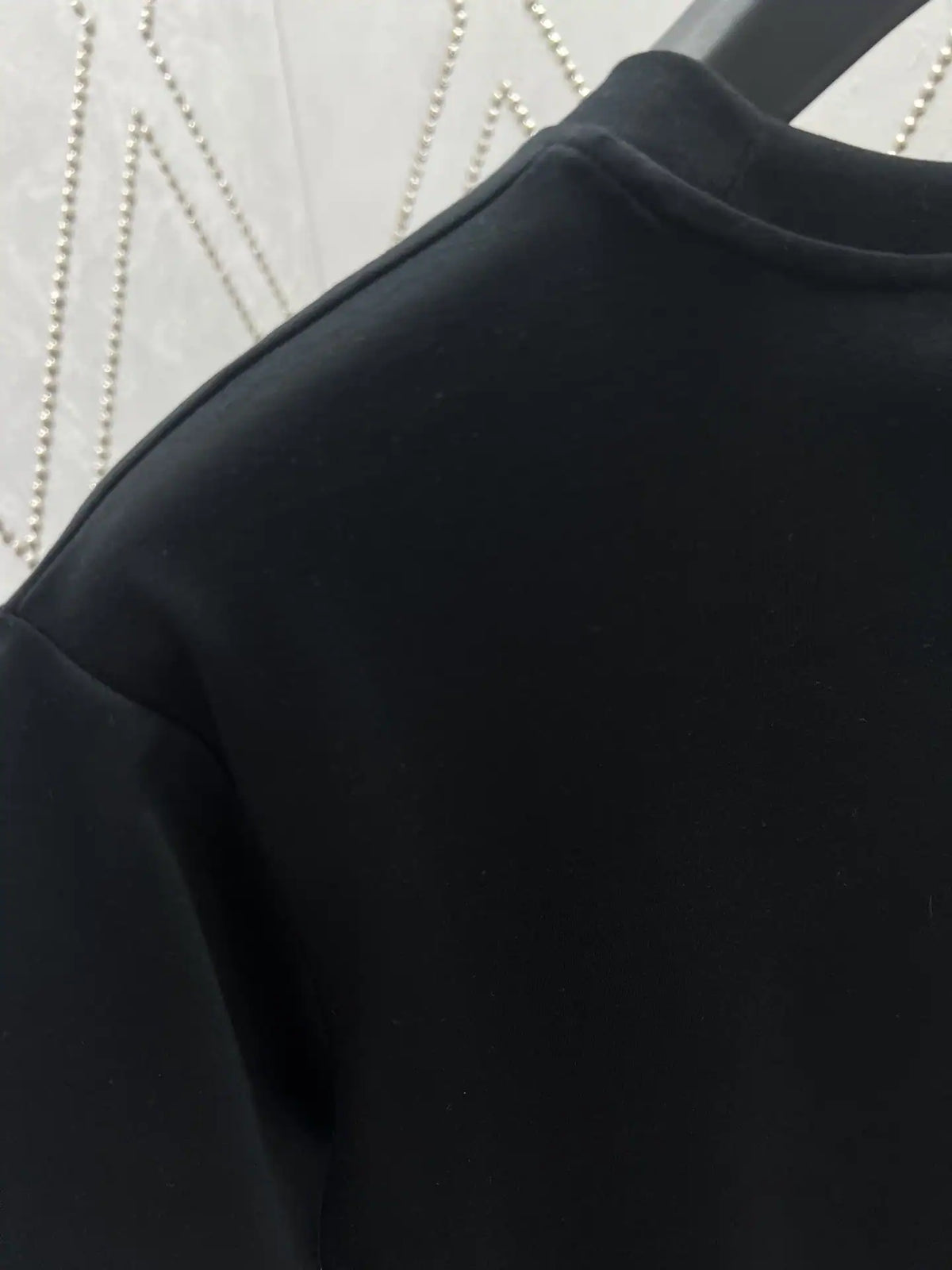 GLOW SIGNATURE T-SHIRT IN BLACK – LVC055