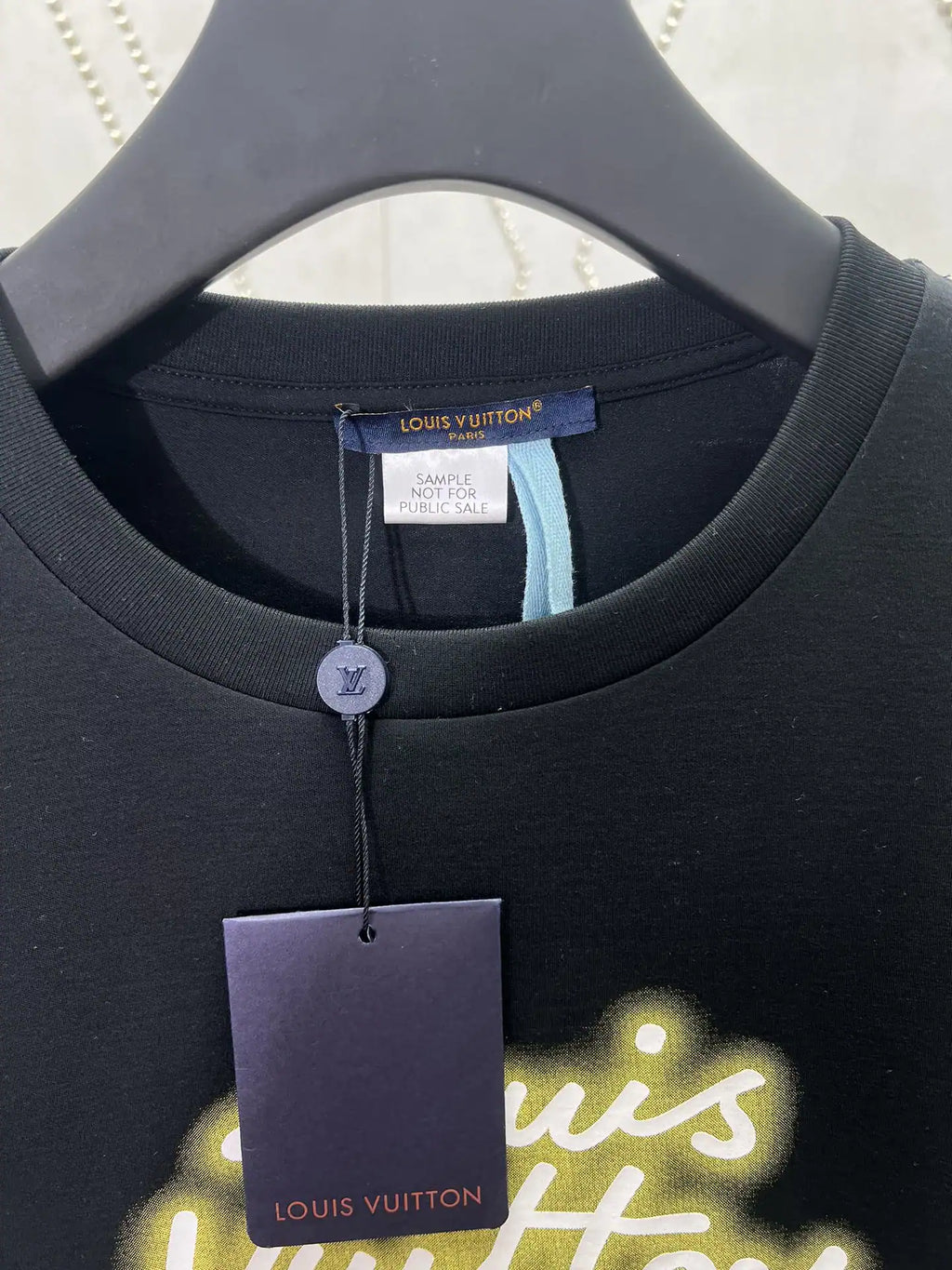 GLOW SIGNATURE T-SHIRT IN BLACK – LVC055