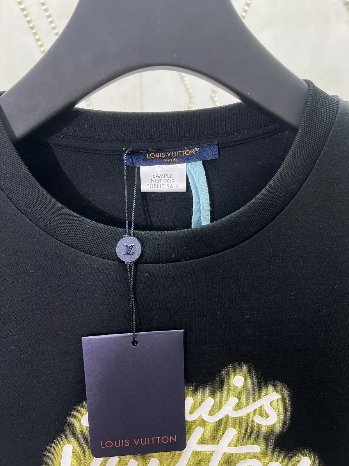 GLOW SIGNATURE T-SHIRT IN BLACK – LVC055