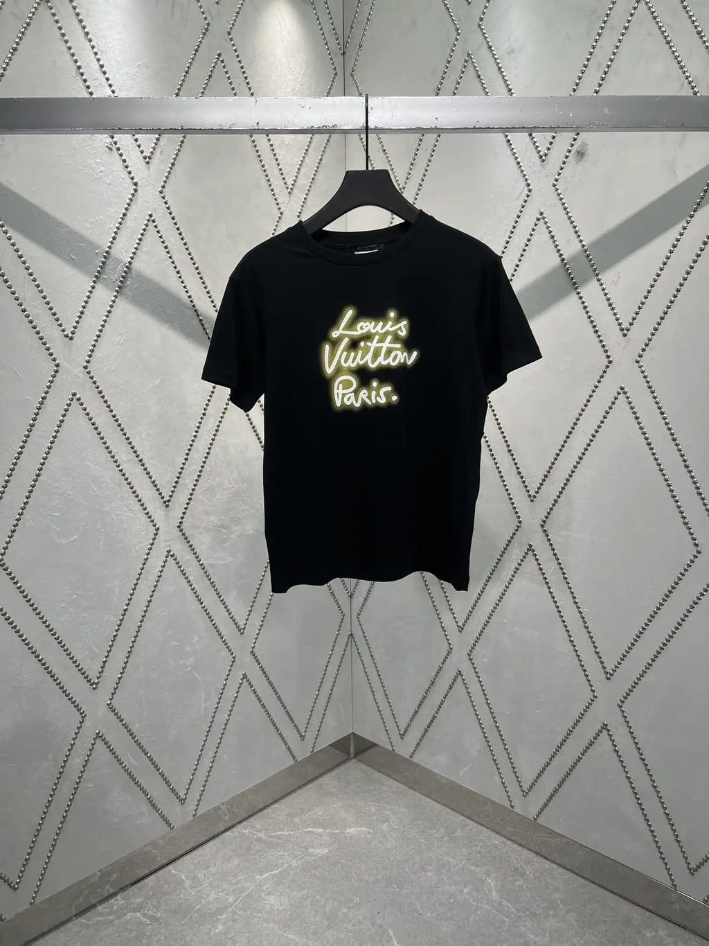 GLOW SIGNATURE T-SHIRT IN BLACK – LVC055
