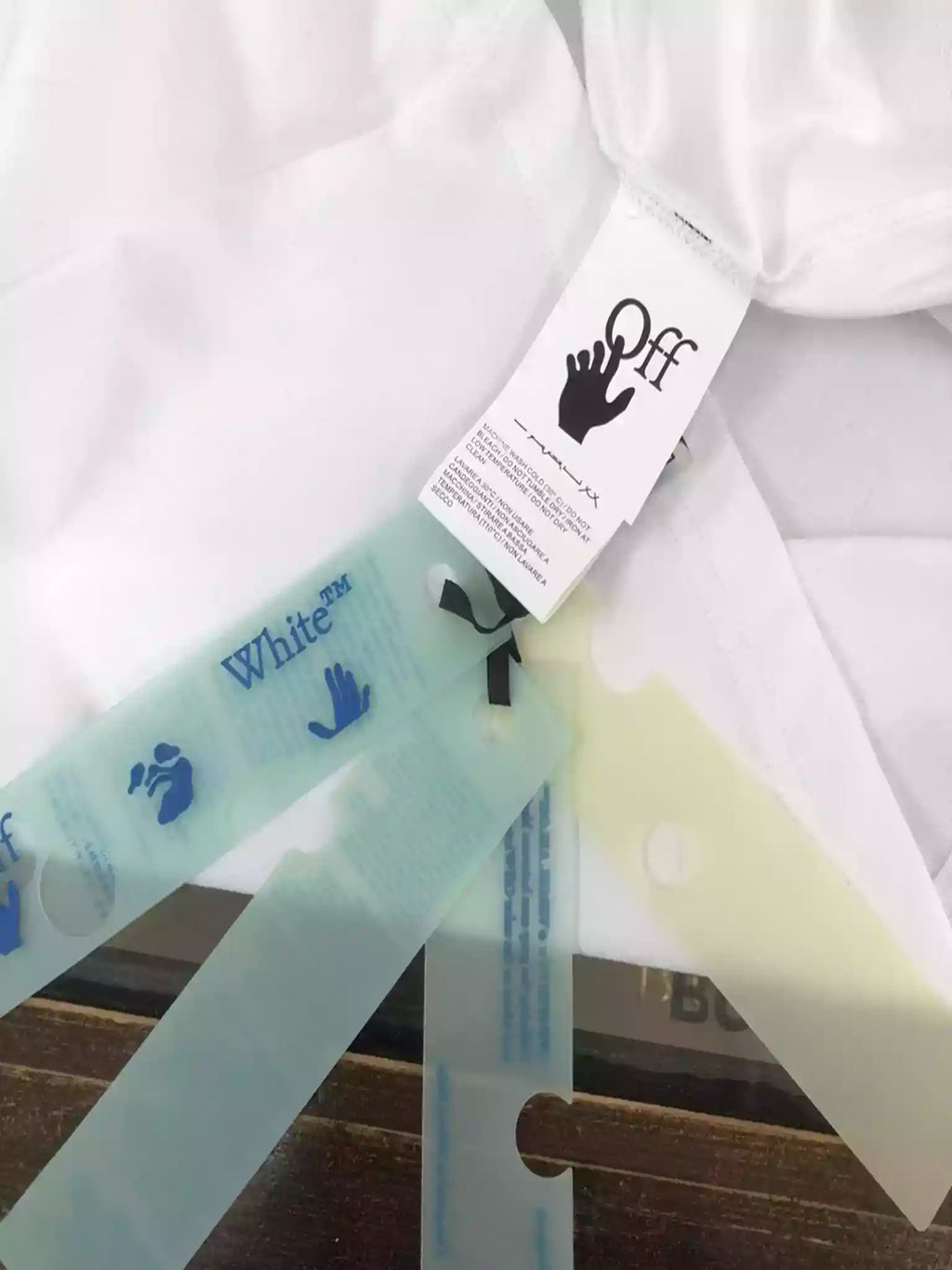 WHITE TYPE GRAPHIC S/S T-SHIRT IN WHITE – OWS041