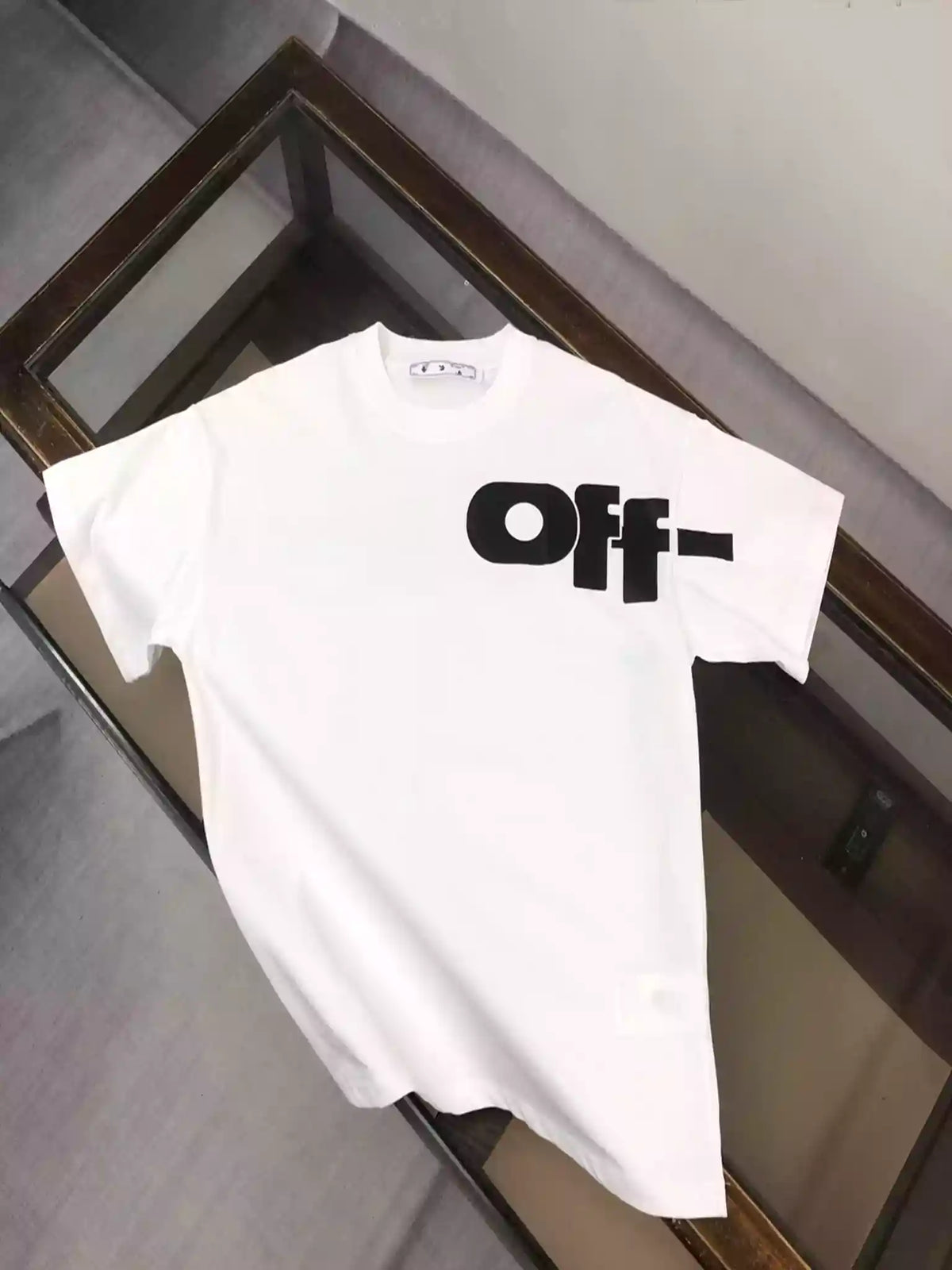 WHITE TYPE GRAPHIC S/S T-SHIRT IN WHITE – OWS041