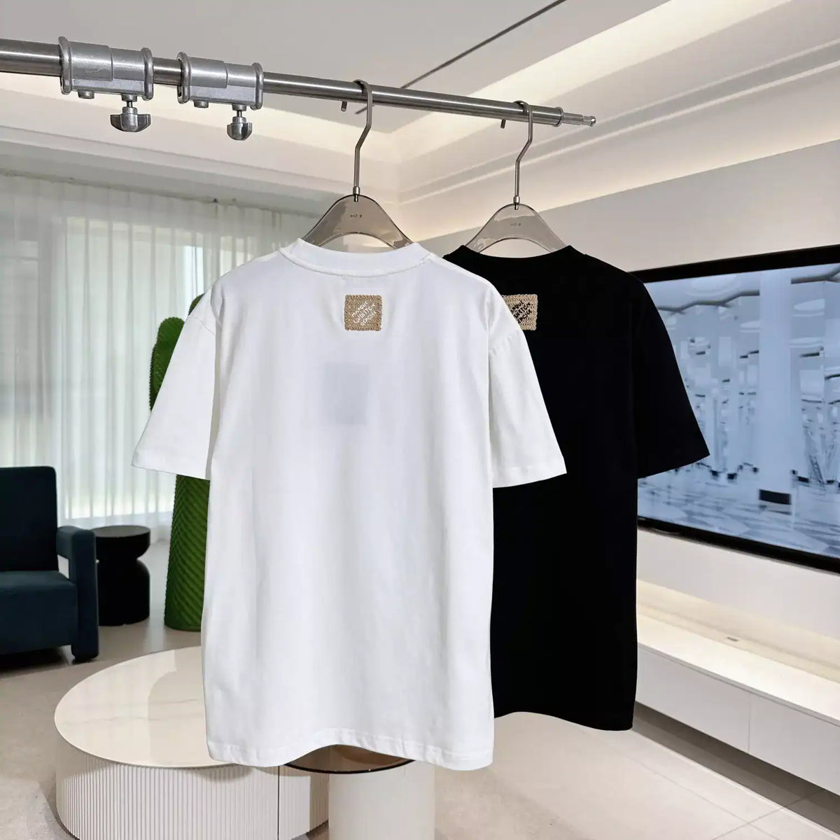 EMBROIDERED SIGNATURE T-SHIRT IN WHITE – LVTS102