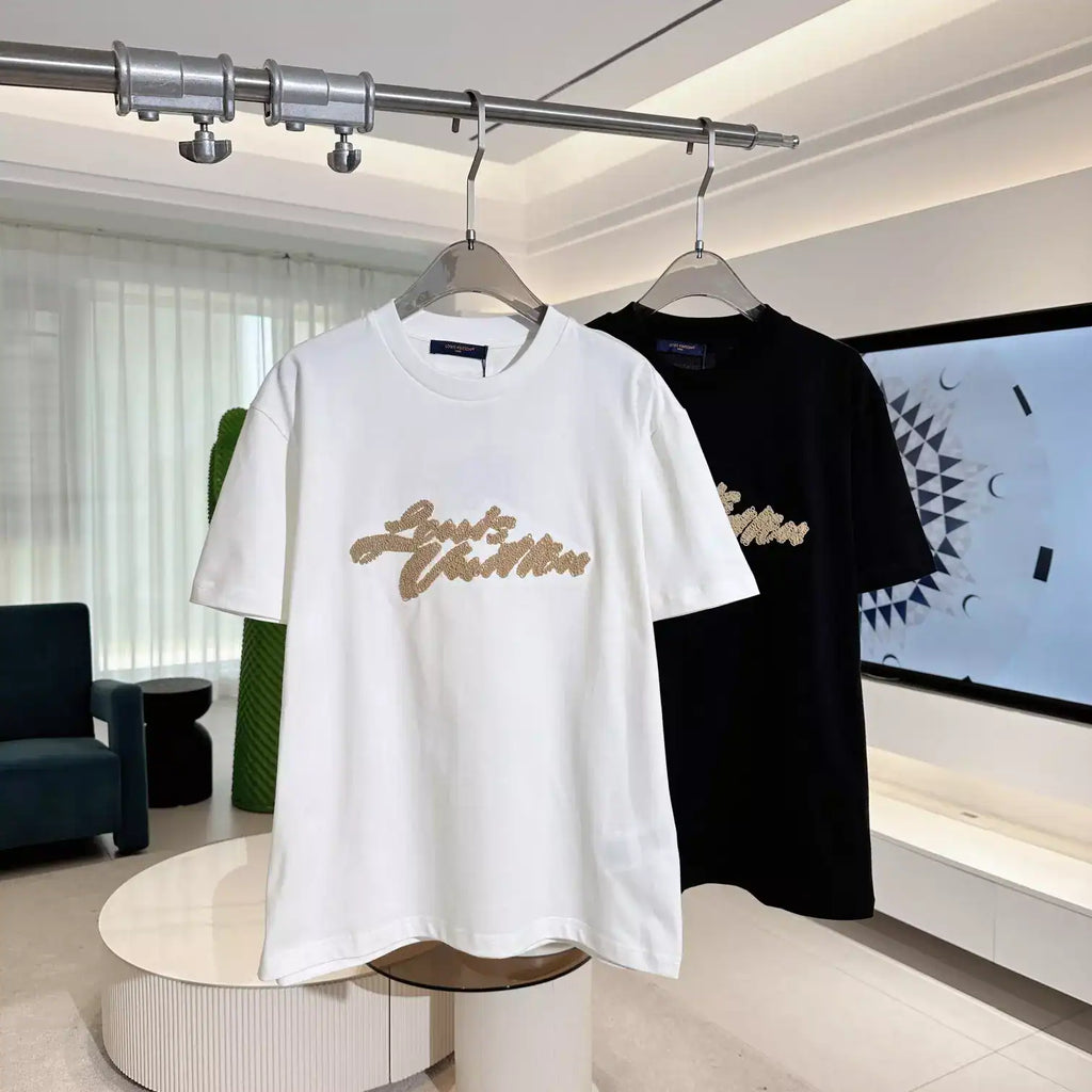 EMBROIDERED SIGNATURE T-SHIRT IN WHITE – LVTS102