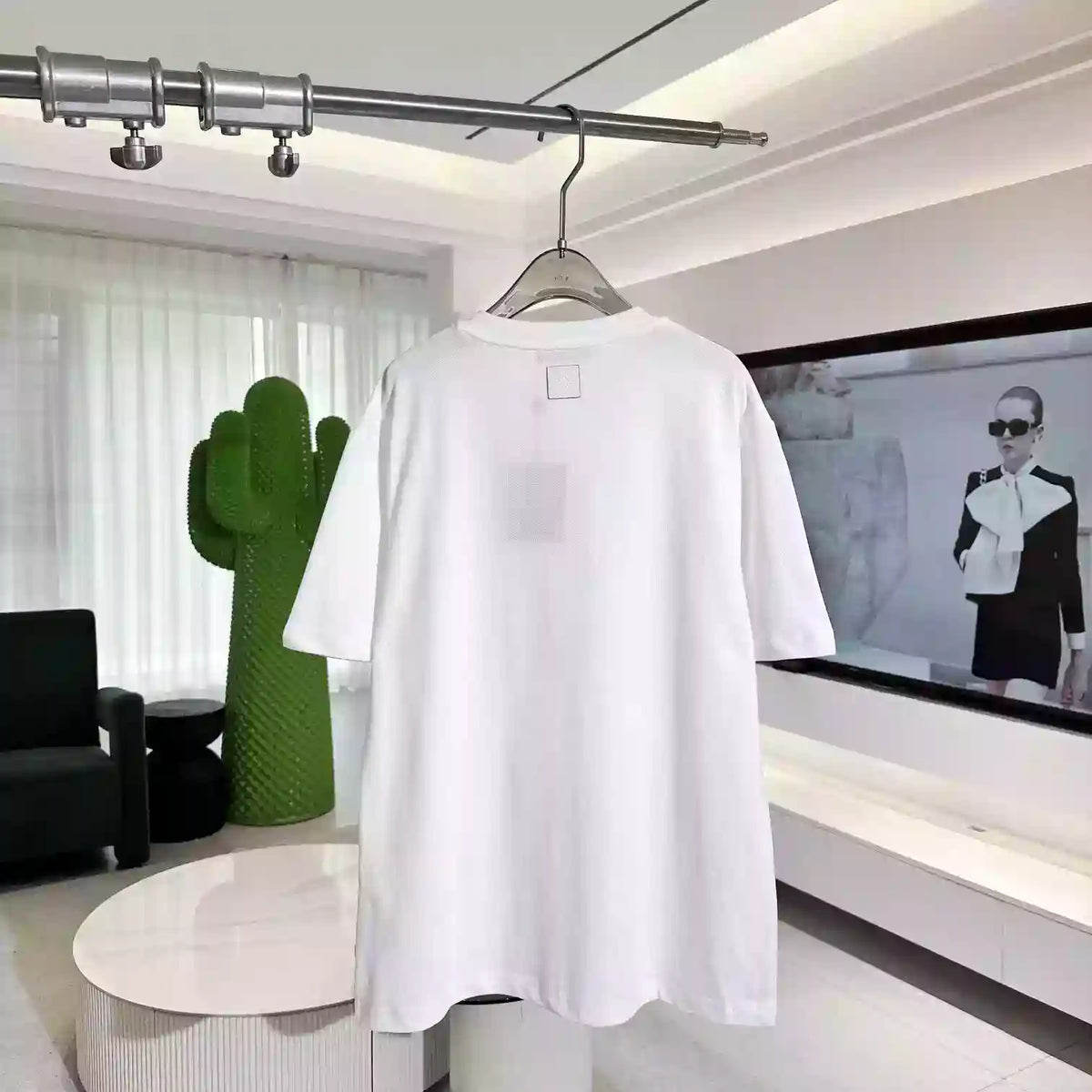EMBROIDERED T-SHIRT IN WHITE – LVTS096