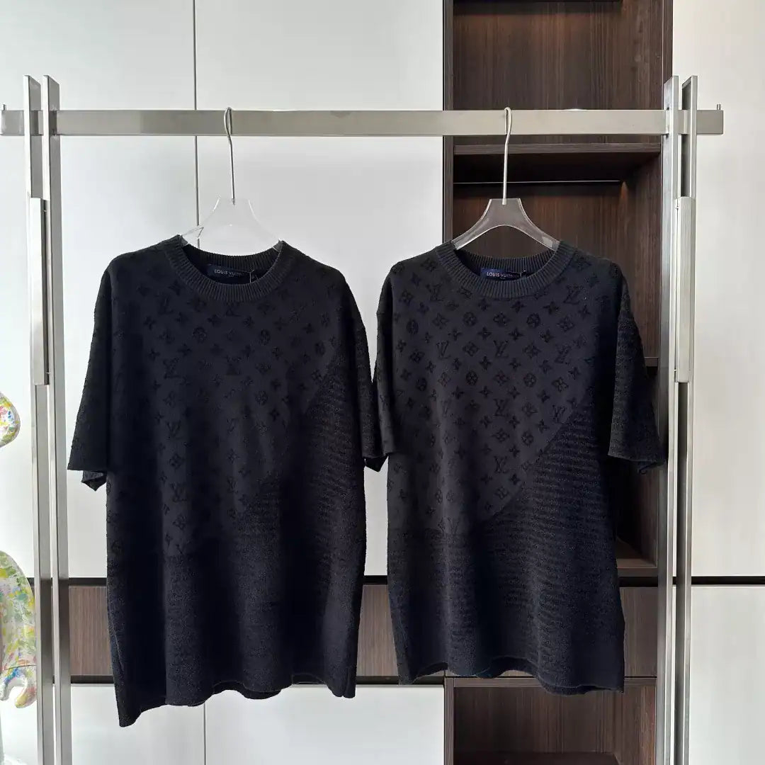 GRAPHIC JACQUARD SHORT-SLEEVED CREWNECK – LVTS125