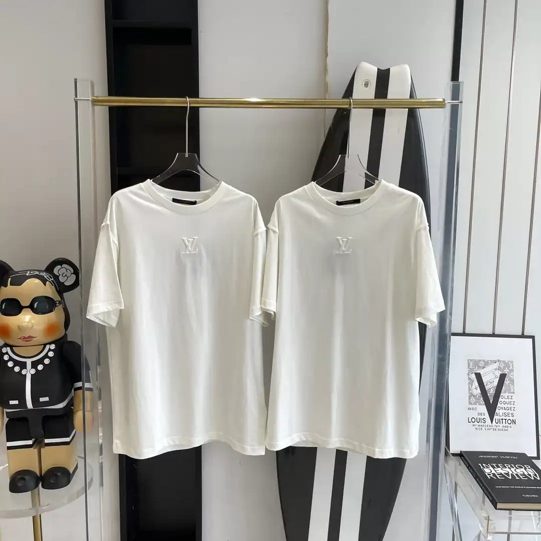 LOGO EMBOSSED T-SHIRT IN WHITE – LVTS112