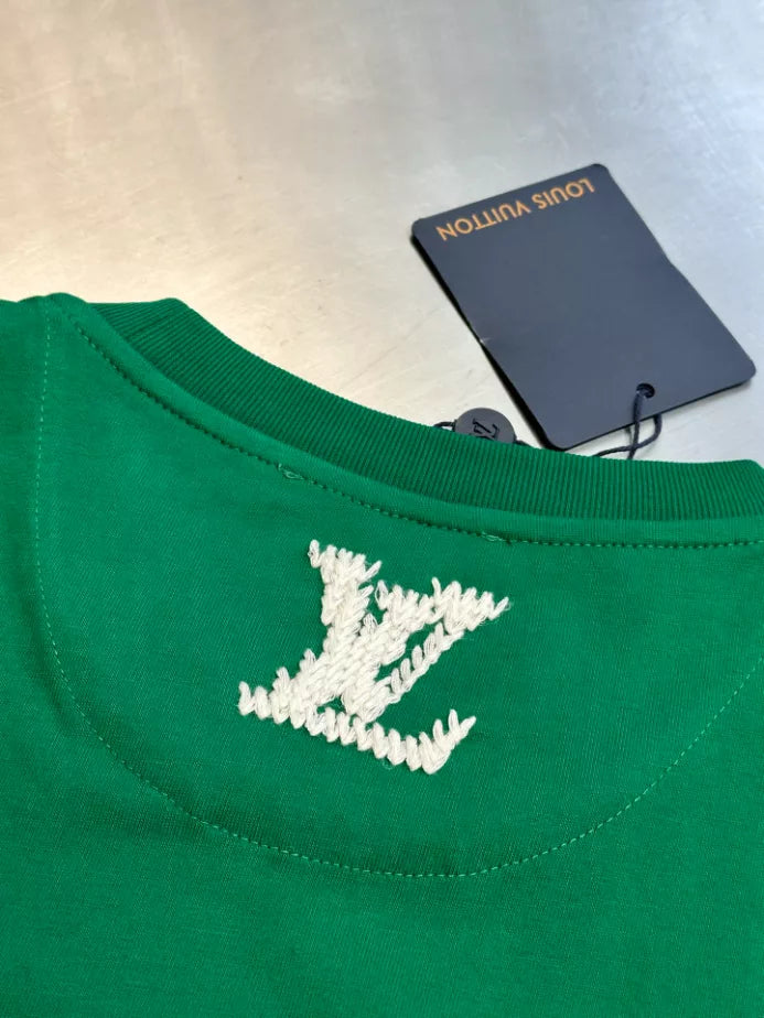 LOUIS VUITTON EMBROIDERED SIGNATURE SHORT-SLEEVED T-SHIRT – LVTS257