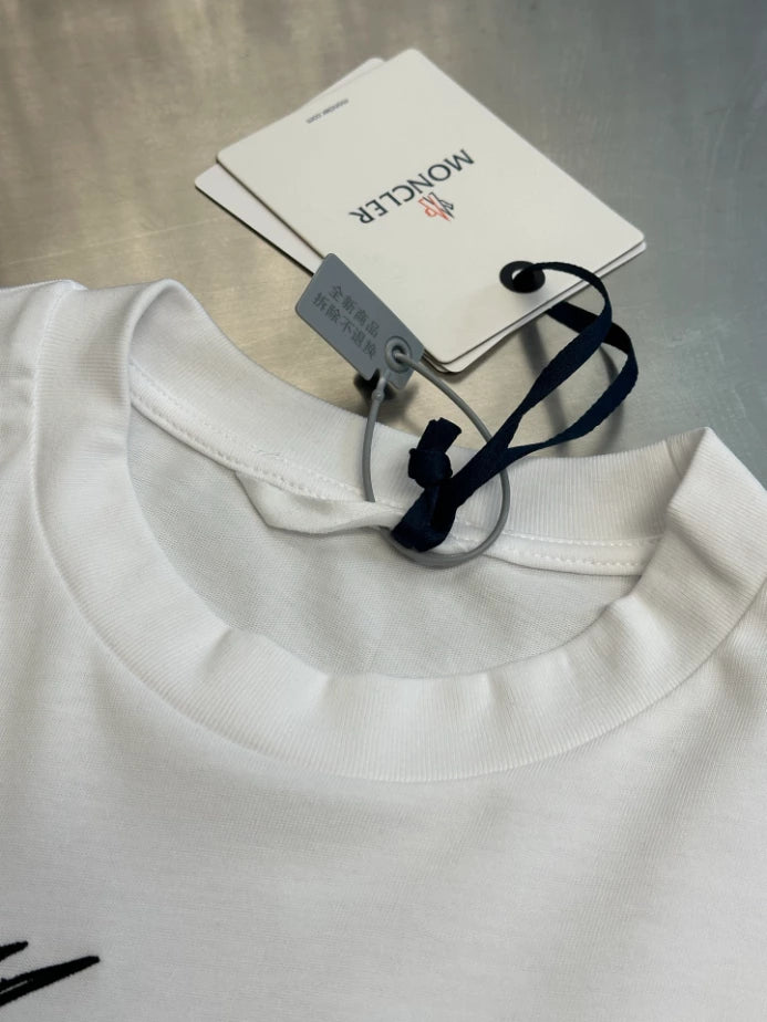 MONCLER WHITE EMBROIDERED CURSIVE LOGO COTTON T-SHIRT – MCT032