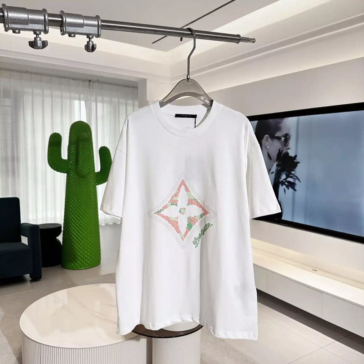 MONOGRAM FLOWER 3D GRADIENT PRINT T-SHIRT IN WHITE – LVTS124