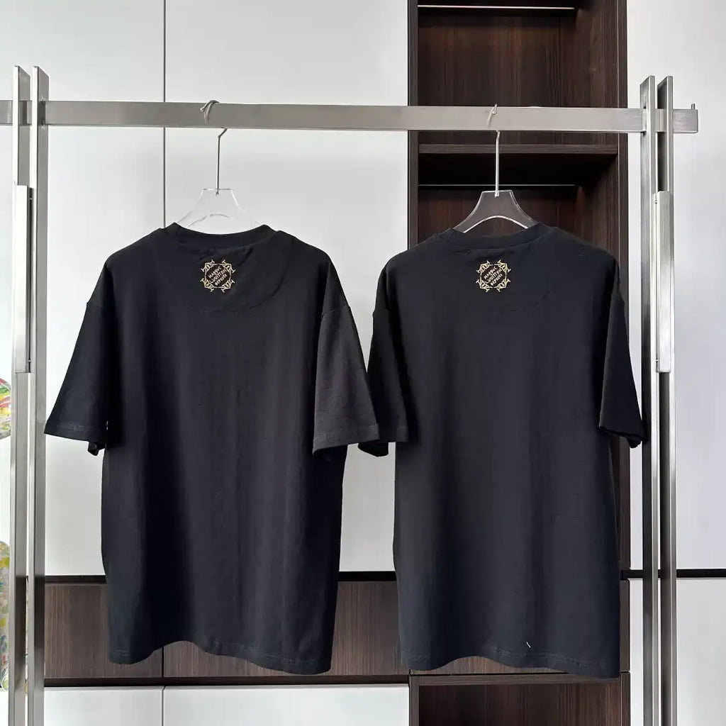 SIGNATURE PATCH COTTON T-SHIRT IN BLACK – LVTS111