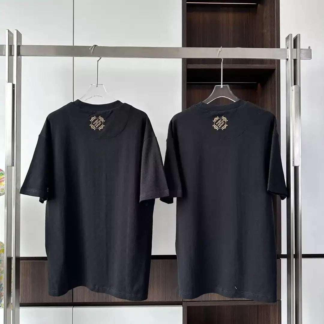SIGNATURE PATCH COTTON T-SHIRT IN BLACK – LVTS111