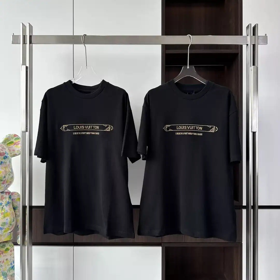 SIGNATURE PATCH COTTON T-SHIRT IN BLACK – LVTS111