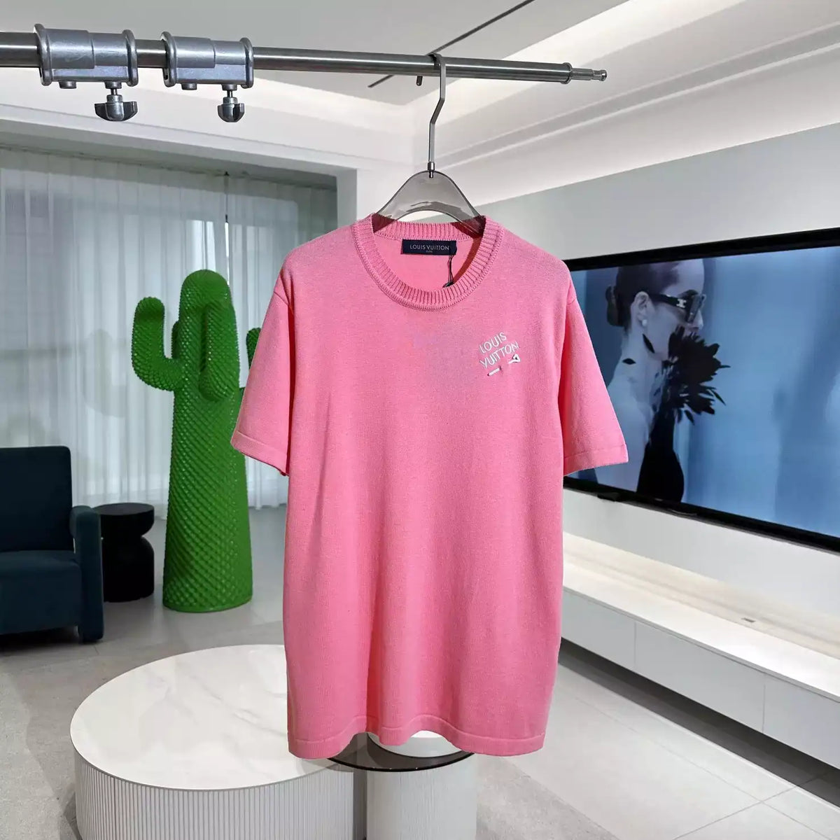 SIGNATURE SHORT-SLEEVED COTTON CREWNECK IN PINK – LVTS115