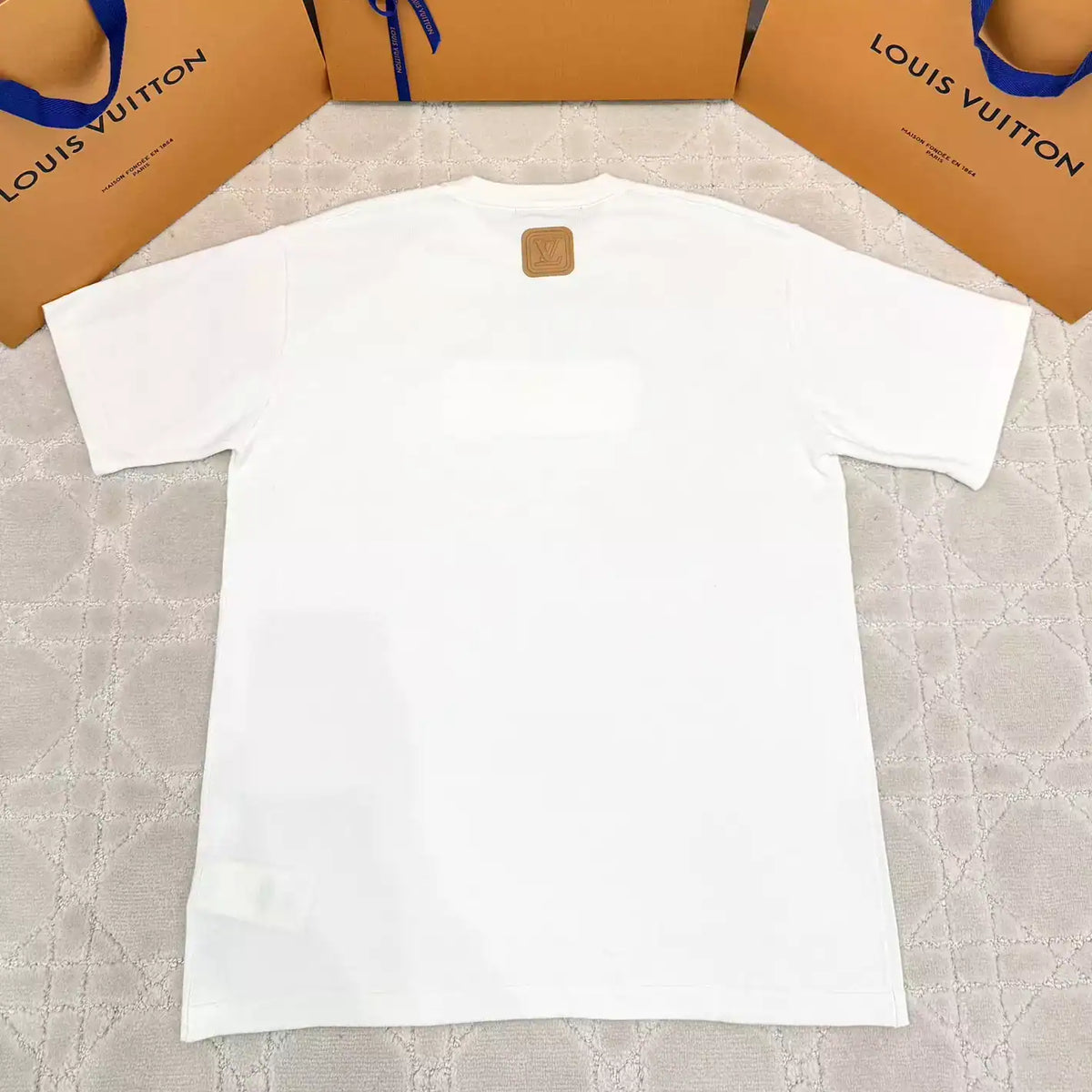 VVN PATCH SHORT-SLEEVED COTTON CREWNECK IN WHITE – LVTS093
