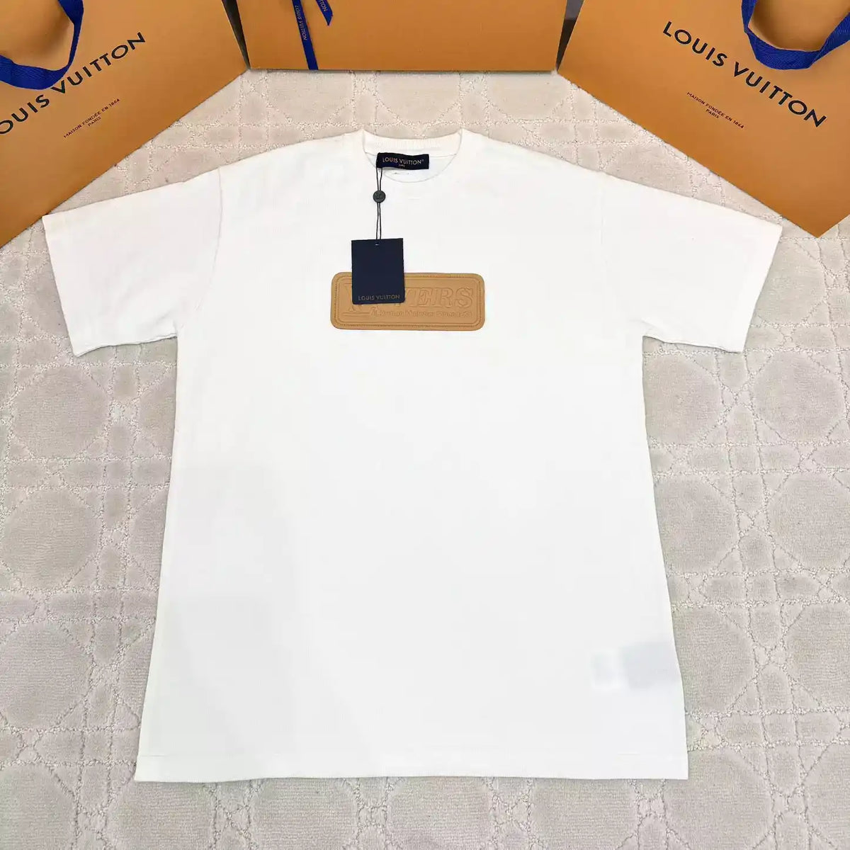 VVN PATCH SHORT-SLEEVED COTTON CREWNECK IN WHITE – LVTS093