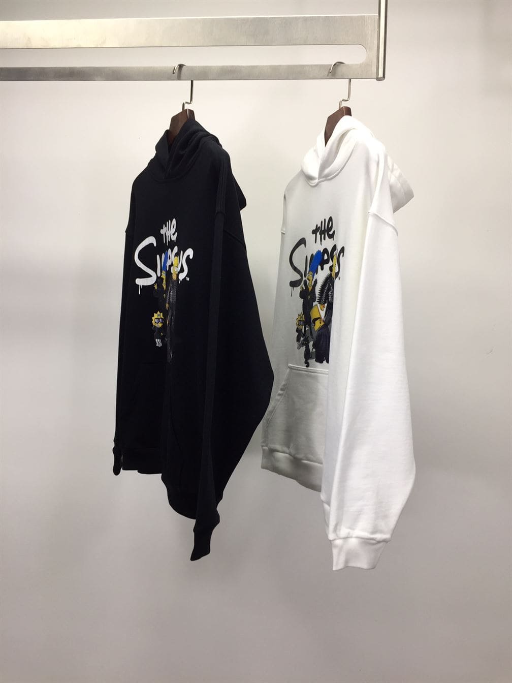 BALENCIAGA MEN SIMPSONS TM AND 20TH TELEVISION HOODIE WIDE FIT IN BLACK – BH014