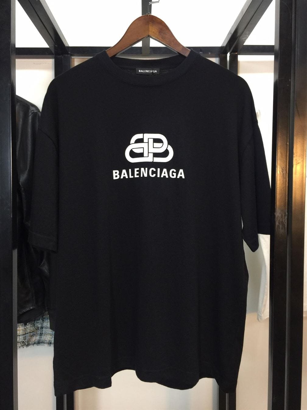 BALENCIAGA MEN’S BB PIXEL MEDIUM FIT T-SHIRT IN BLACK – BAS012