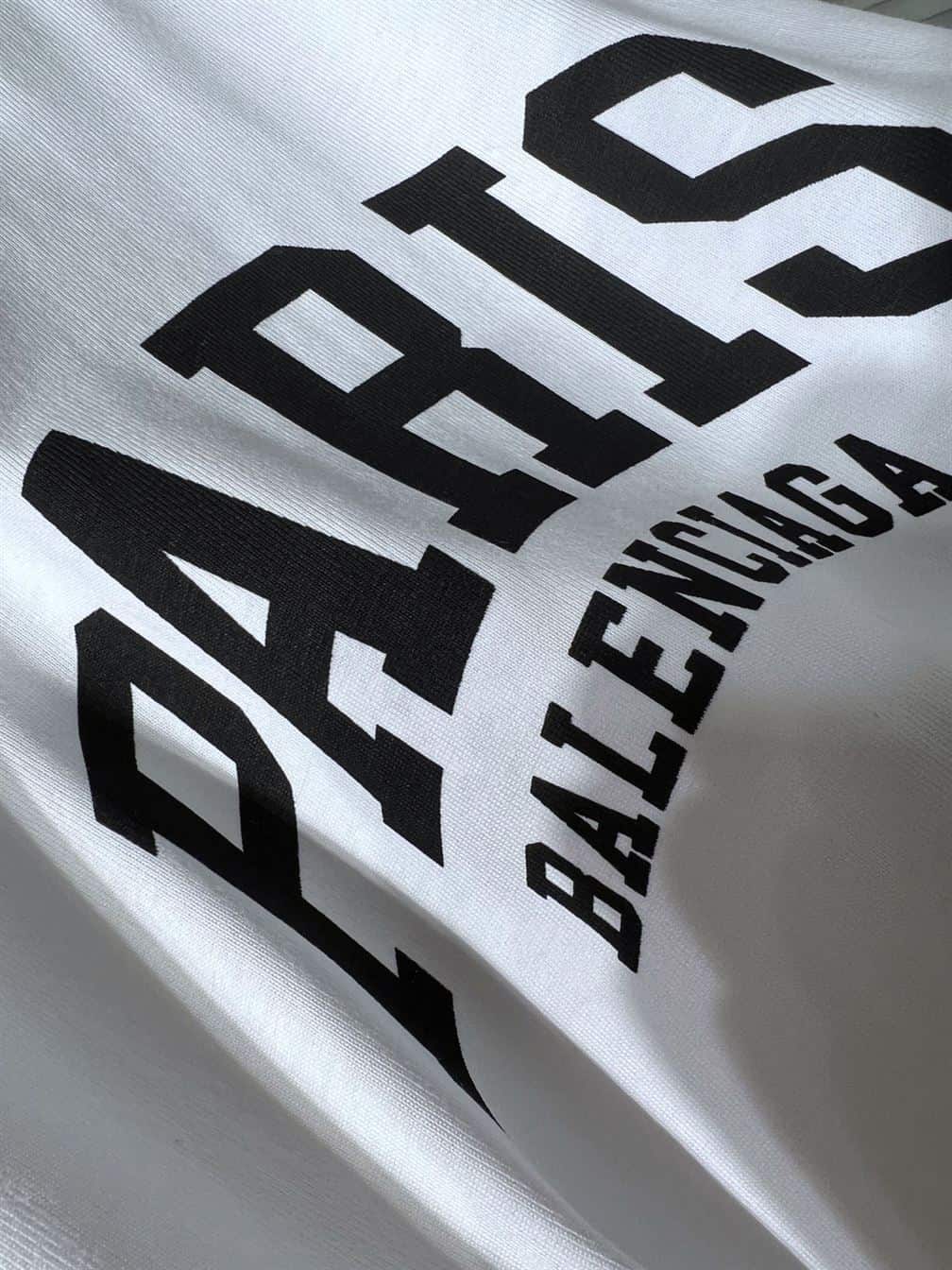 BALENCIAGA MEN’S CITIES PARIS T-SHIRT MEDIUM FIT IN WHITE – BAS008