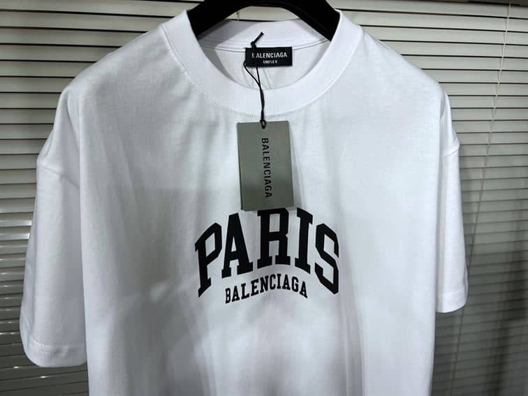 BALENCIAGA MEN’S CITIES PARIS T-SHIRT MEDIUM FIT IN WHITE – BAS008