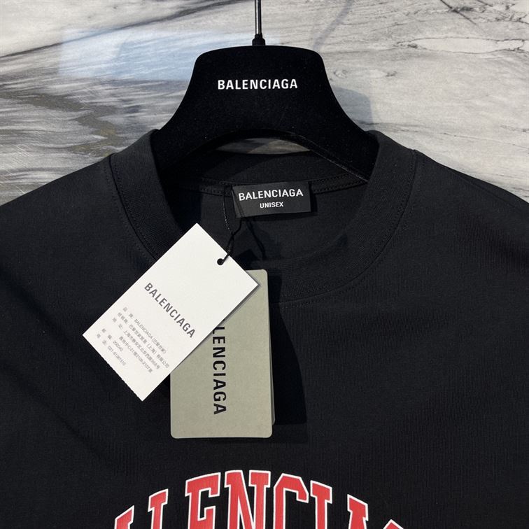BALENCIAGA MEN’S COLLEGE T-SHIRT MEDIUM FIT IN BLACK – BAS010