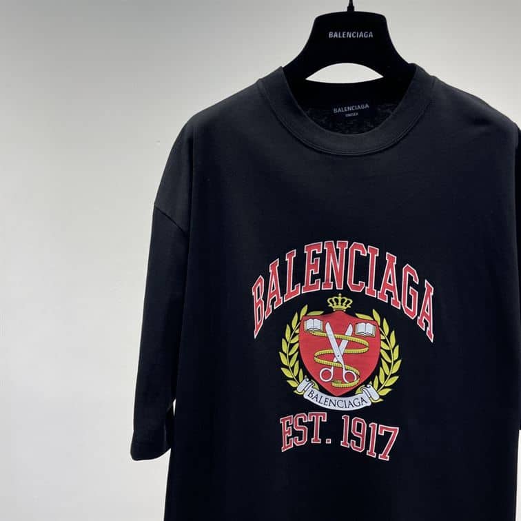BALENCIAGA MEN’S COLLEGE T-SHIRT MEDIUM FIT IN BLACK – BAS010