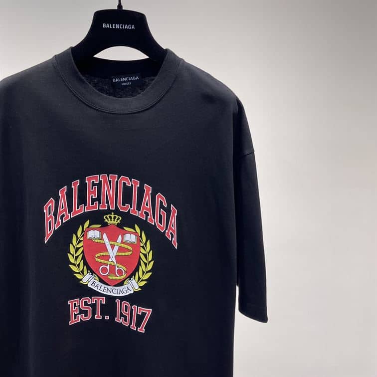 BALENCIAGA MEN’S COLLEGE T-SHIRT MEDIUM FIT IN BLACK – BAS010