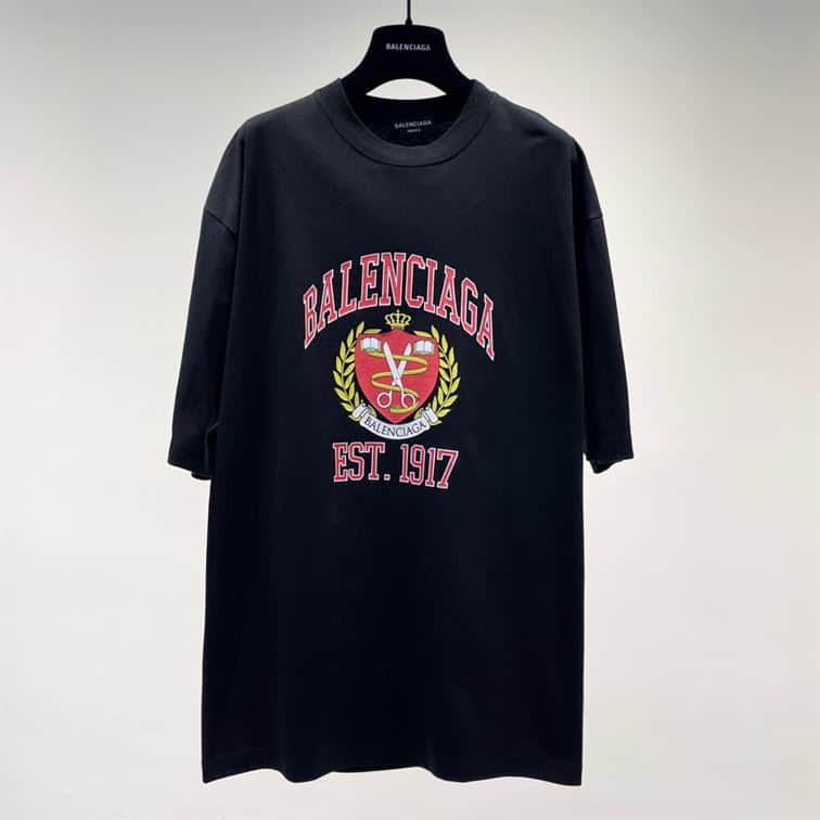 BALENCIAGA MEN’S COLLEGE T-SHIRT MEDIUM FIT IN BLACK – BAS010