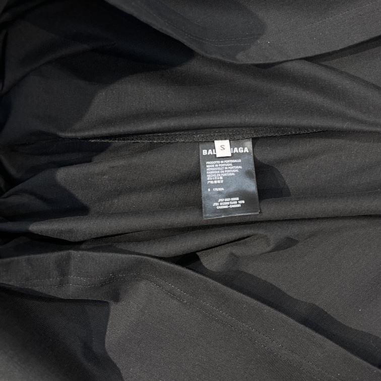 BALENCIAGA MEN’S COLLEGE T-SHIRT MEDIUM FIT IN BLACK – BAS010