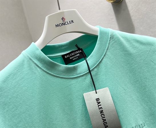 BALENCIAGA MEN’S LOGO T-SHIRT MEDIUM FIT IN GREEN – BAS004