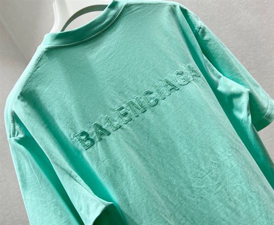 BALENCIAGA MEN’S LOGO T-SHIRT MEDIUM FIT IN GREEN – BAS004