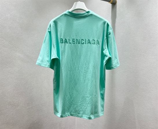 BALENCIAGA MEN’S LOGO T-SHIRT MEDIUM FIT IN GREEN – BAS004