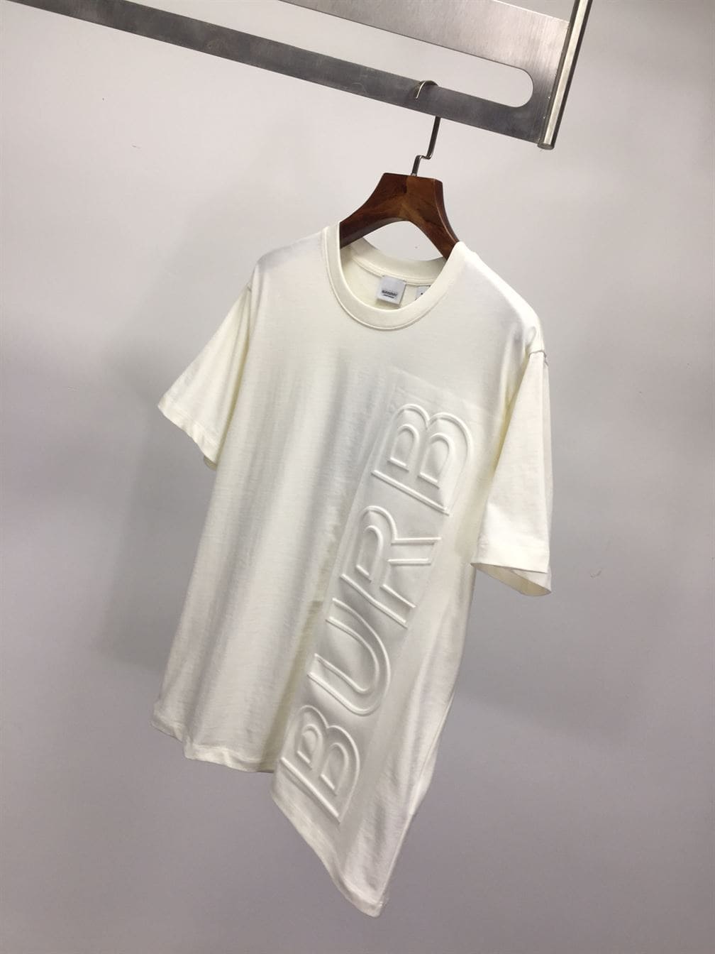 BURBERRY EMBOSSED LOGO COTTON OVERSIZED T-SHIRT – BRS024