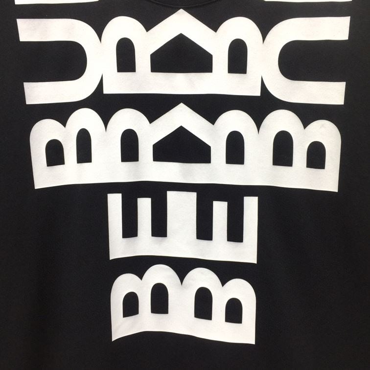 BURBERRY LOGO PRINT COTTON OVERSIZED T-SHIRT IN BLACK – BRS003