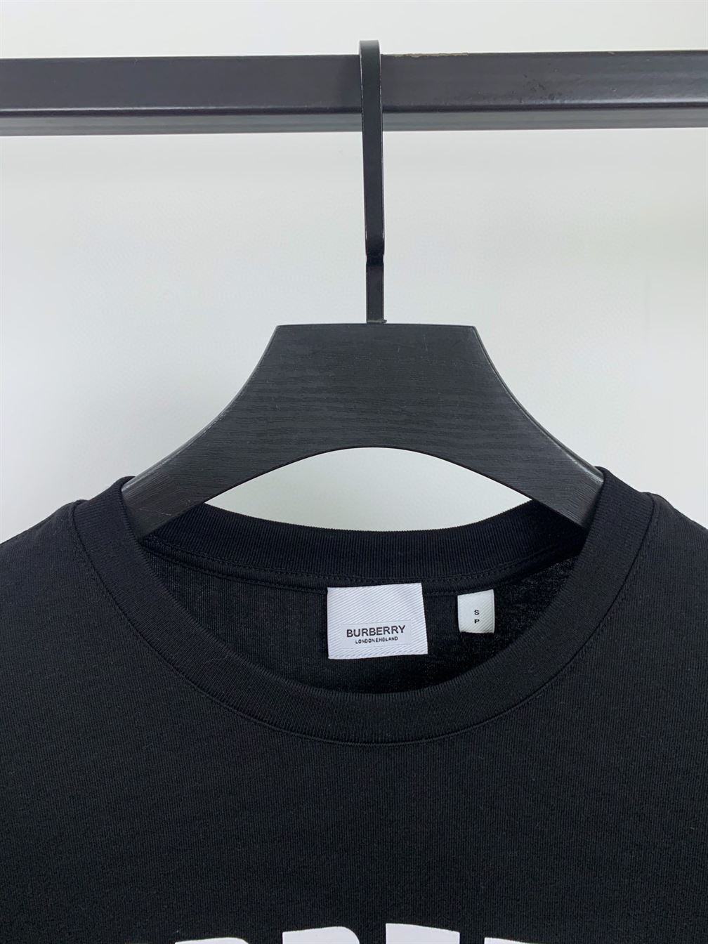 BURBERRY LOGO PRINT COTTON T-SHIRT IN BLACK – BRS008