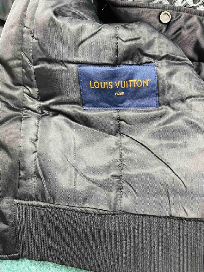 LOUIS VUITTON ‘LV LOVERS’ BLACK COAT – LVC042