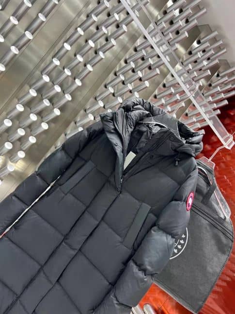 CANADA GOOSE LONG PUFFER COAT – CN22