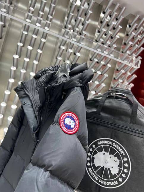 CANADA GOOSE LONG PUFFER COAT – CN22