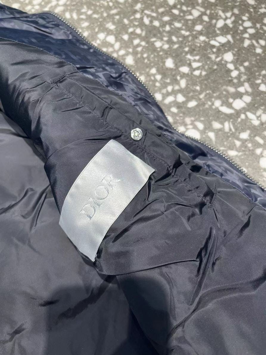 DIOR OBLIQUE SLEEVELESS DOWN JACKET – DRC014
