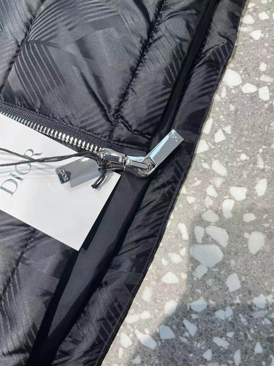DIOR SLEEVELESS DOWN JACKET – DRC017