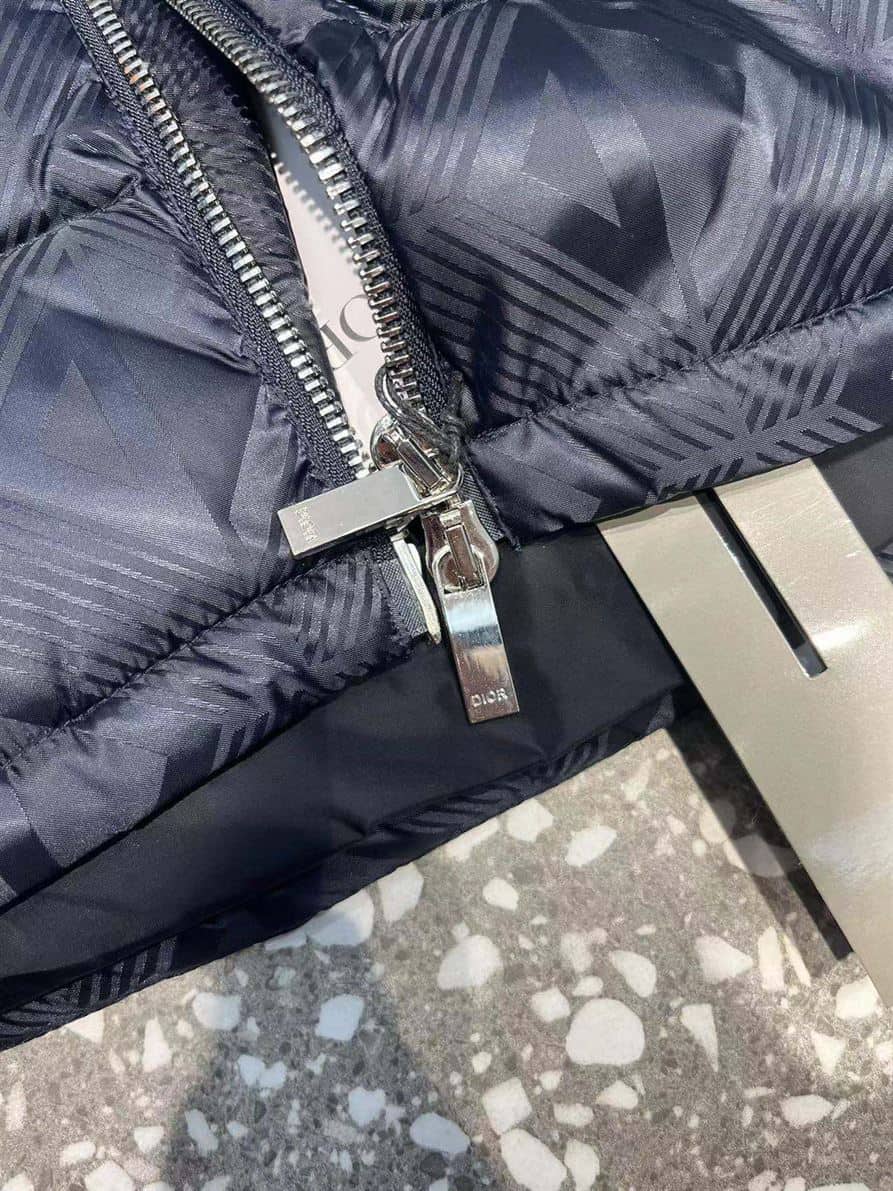 DIOR SLEEVELESS DOWN JACKET – DRC018