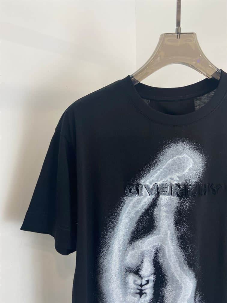 GIVENCHY 4G T-SHIRT WITH TAG EFFECT MOON PRINT IN BLACK – GTS011