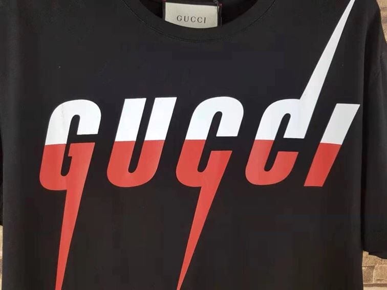 GUCCI BLACK COTTON T-SHIRT WITH GUCCI BLADE PRINT – GGS010