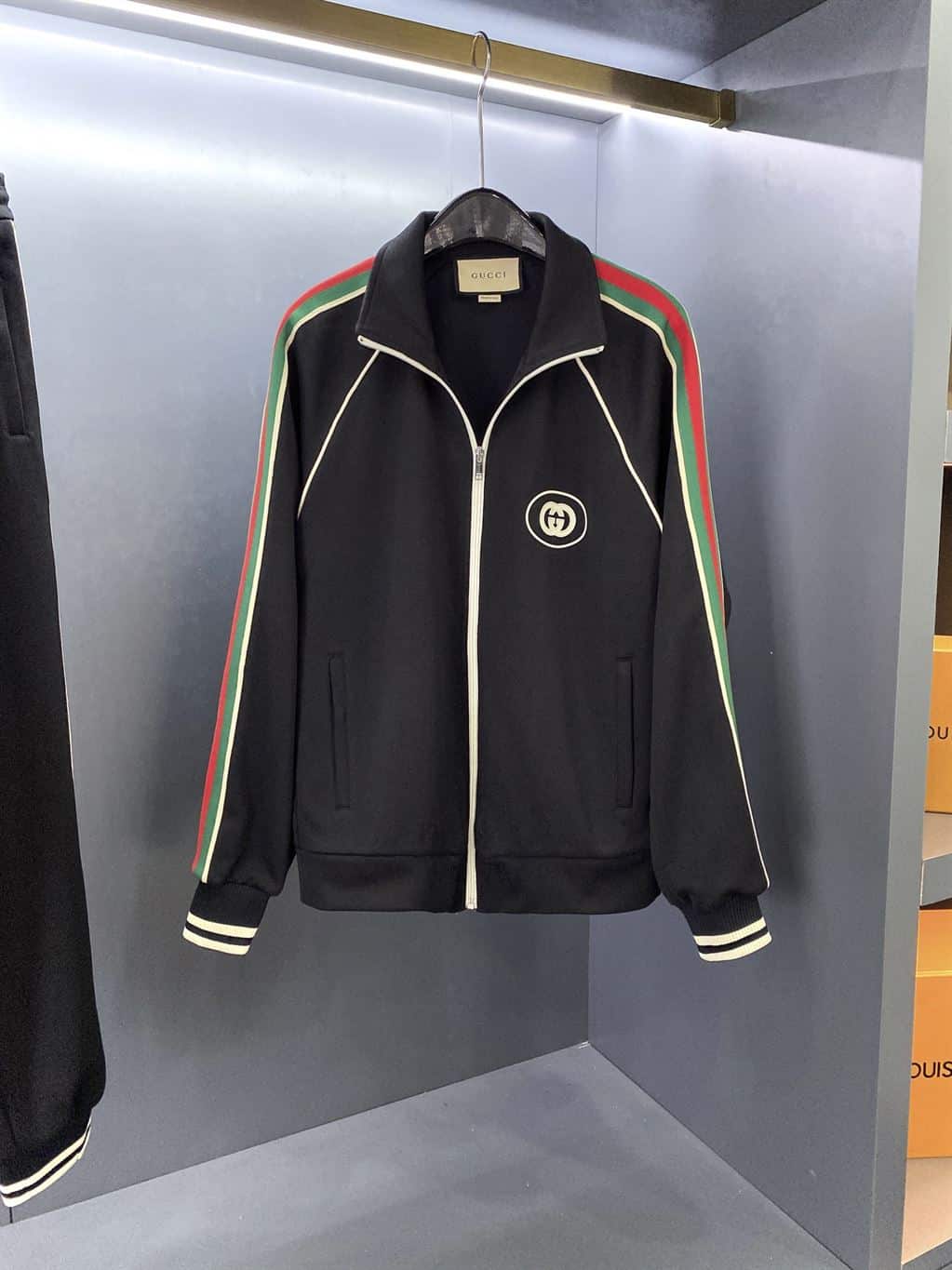 GUCCI LOGO APPLIQUED STRIPED TECH-JERSEY TRACK JACKET IN BLACK – GCJ017