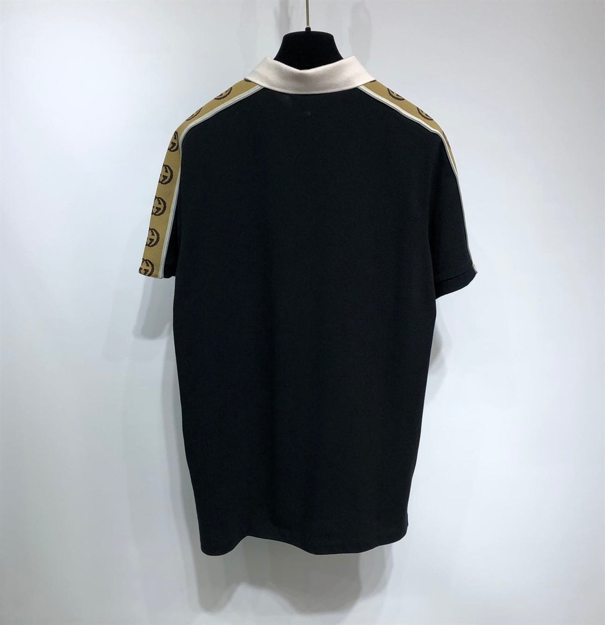 GUCCI POLO WITH INTERLOCKING G STRIPE – GGS015