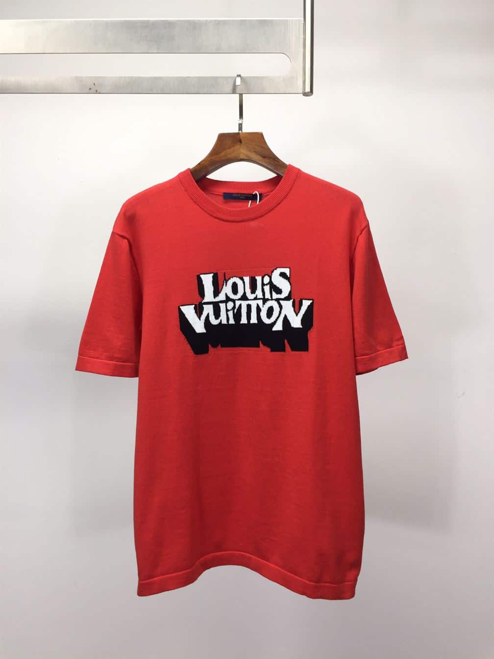 LOUIS VUITTON GRAPHIC SHORT-SLEEVED T-SHIRT – LVTS030